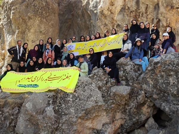 بمناسبت هفته تربیت بدنی و روز سلامت بانوان  و محیط زیست پاک، کوهپیمایی دانشجویان دختر در دانشگاه کرمانشاه برگزار گردید
