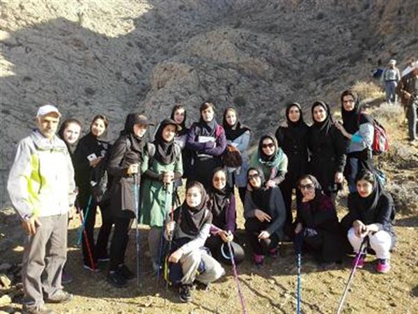 کوهپیمایی دانشجویان دختر دانشگاه به ارتفاعات طاقبستان