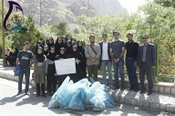 جمع آوری پسماندهای محوطه پارک کوهستان  کرمانشاه ، با شعار محیط زیست سالم، انسان سالم، فرهنگ سالم