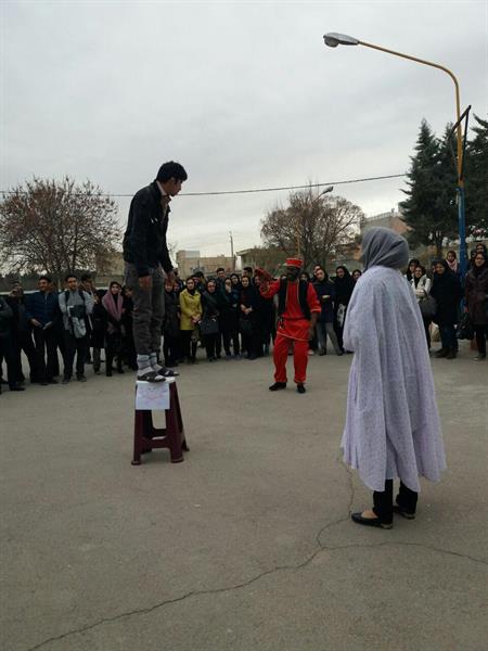 اجرای تئاتر خیابانی در محوطه دانشکده پیراپزشکی توسط انجمن هنری