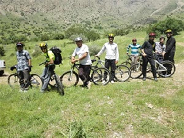 انجمن کوهنوردی و گردشگری دانشجویان پسر روز جمعه 24 اردیبهشت ماه با دوچرخه از خوابگاه بوستان تا تنگه بزار خانه را رکاب زدند